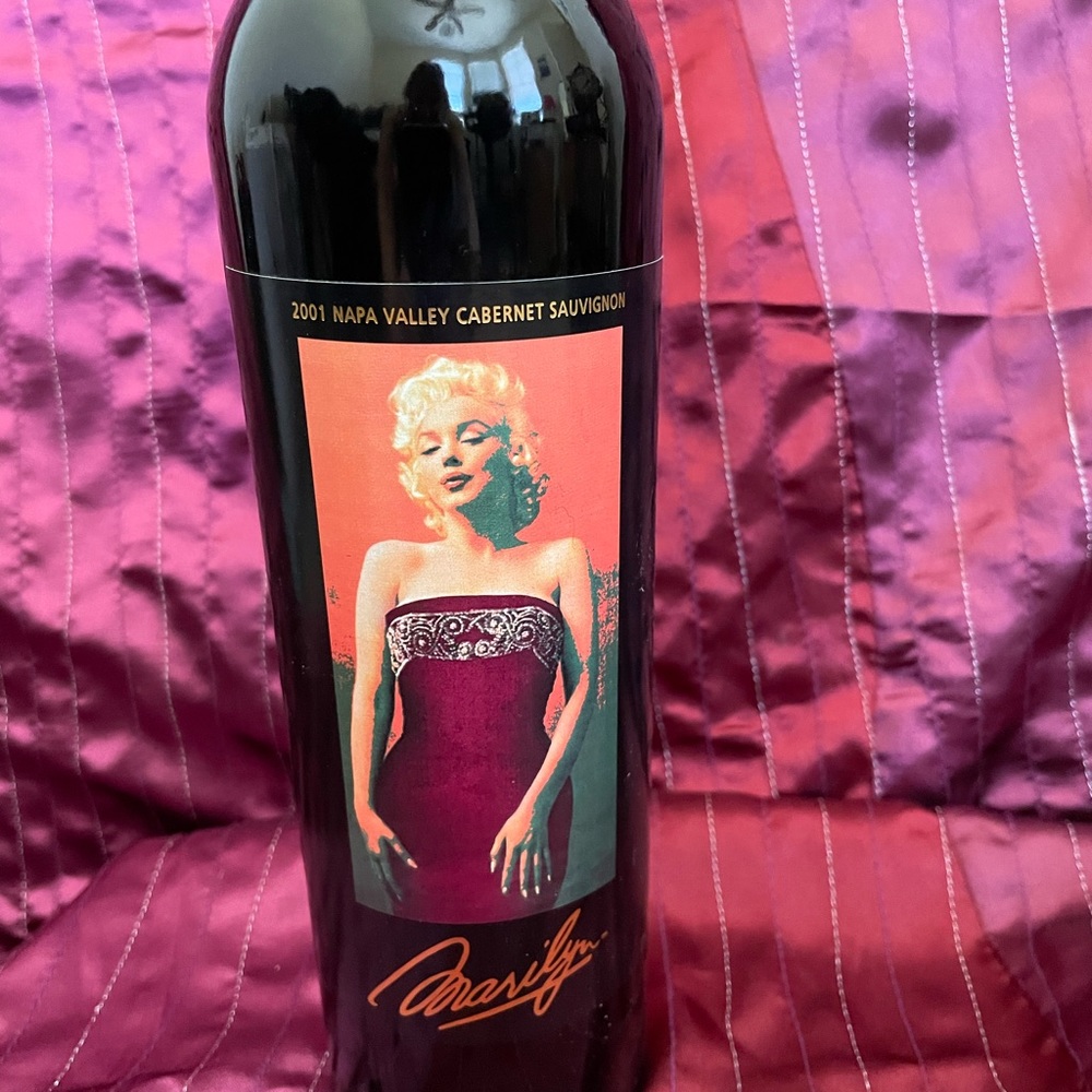 MARILYN MONROE COLLECTORS EDITION 2001 Marilyn Cabernet wine
Never opened